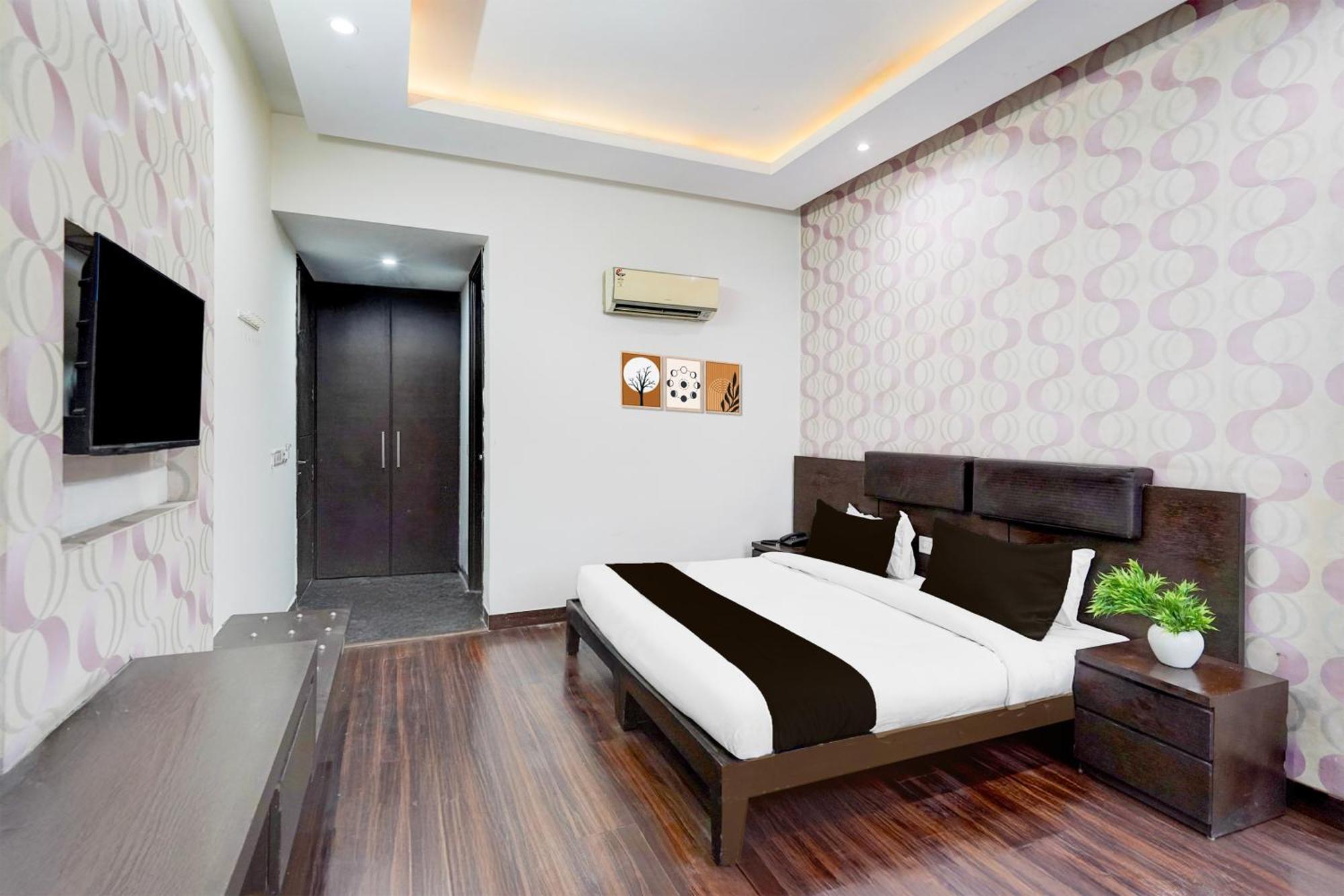 ホテル Super Townhouse Sector 51 Noida Near Metro Station エクステリア 写真