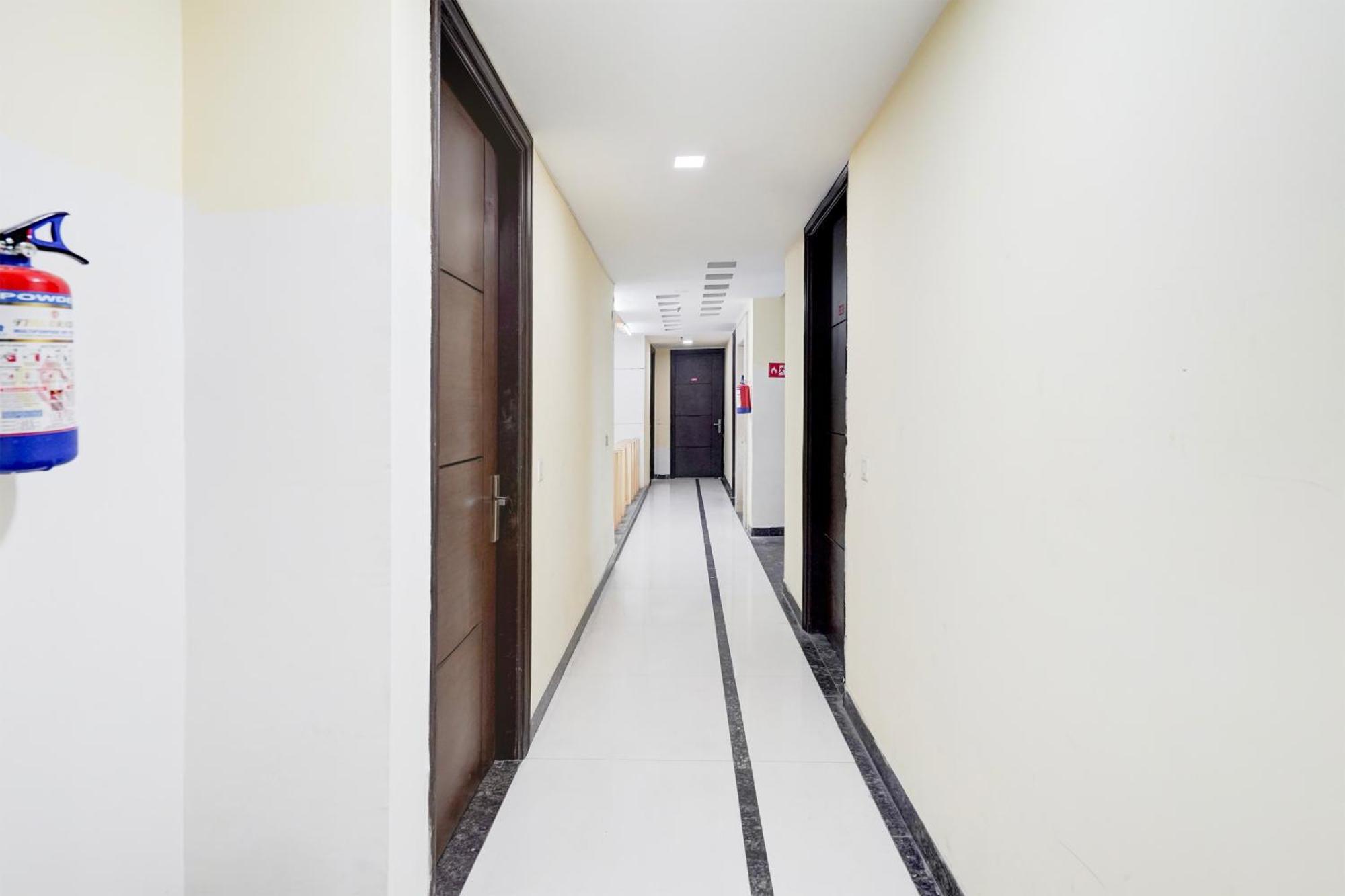 ホテル Super Townhouse Sector 51 Noida Near Metro Station エクステリア 写真