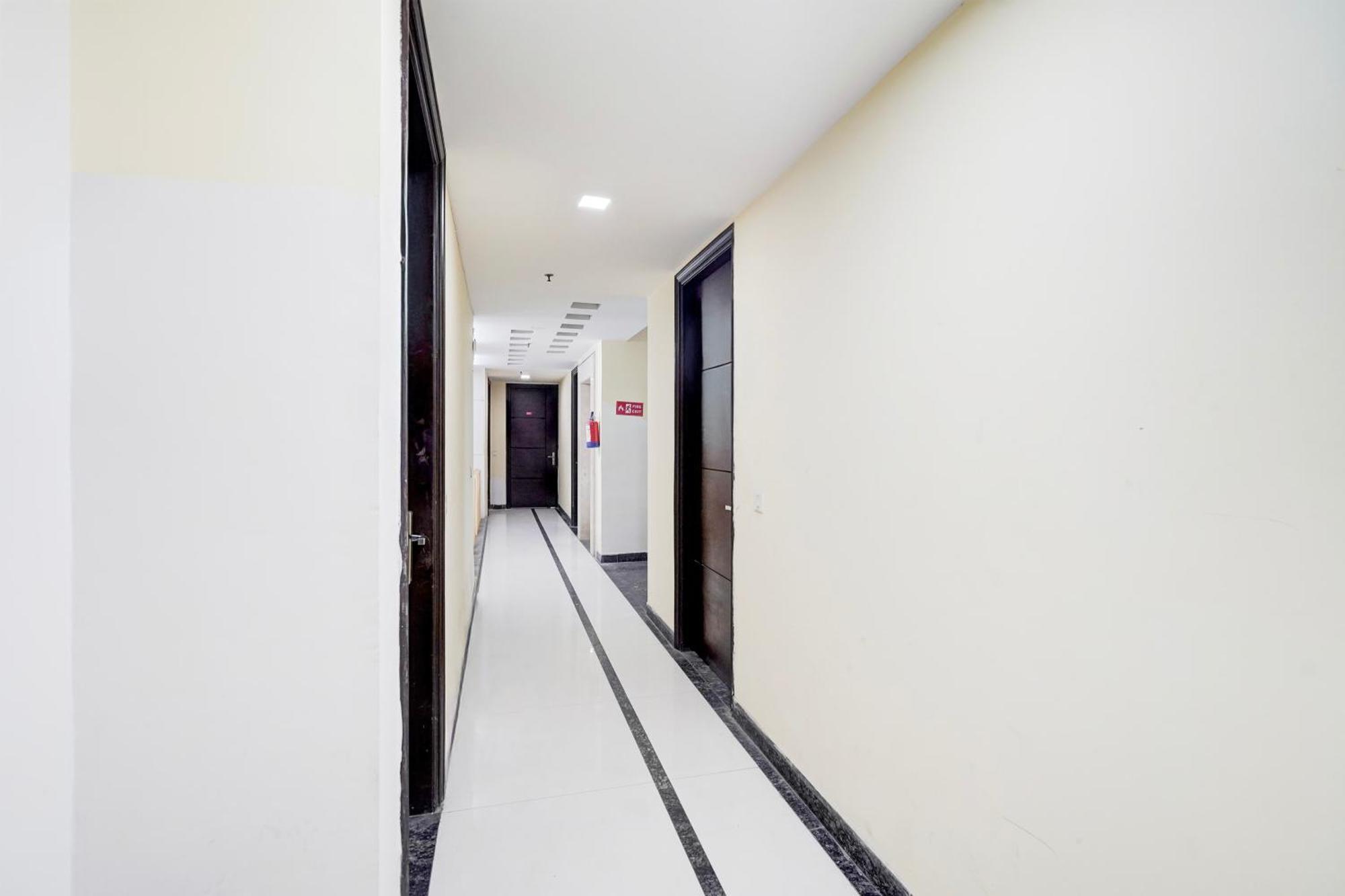 ホテル Super Townhouse Sector 51 Noida Near Metro Station エクステリア 写真
