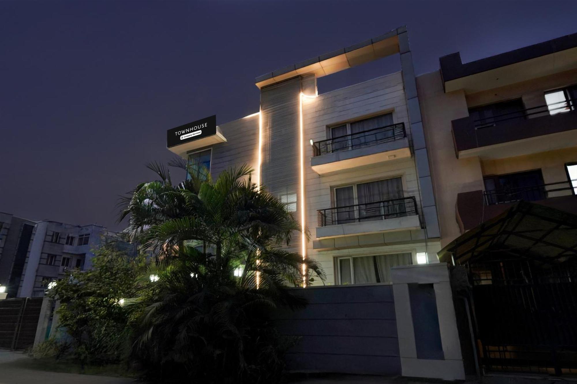 ホテル Super Townhouse Sector 51 Noida Near Metro Station エクステリア 写真