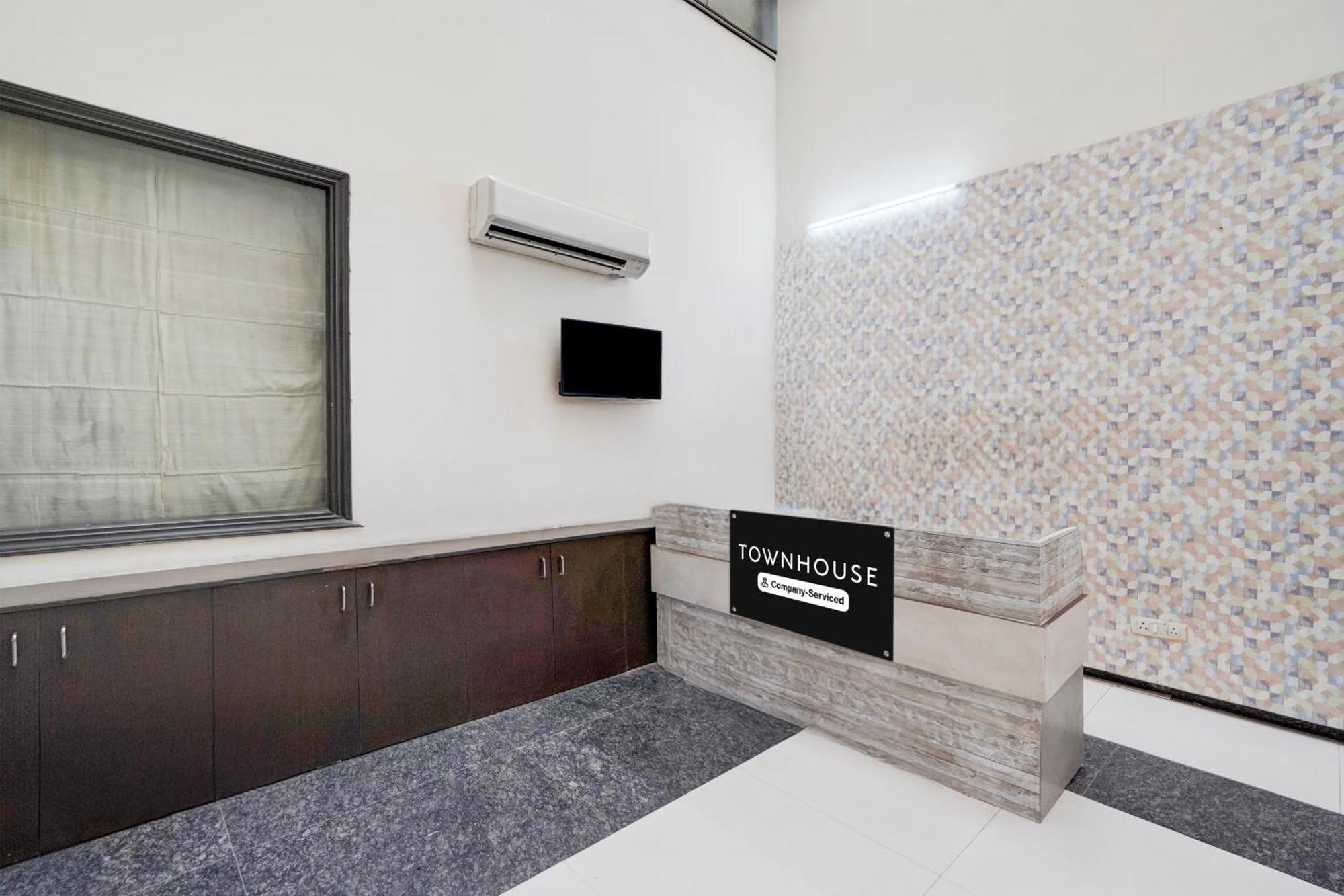 ホテル Super Townhouse Sector 51 Noida Near Metro Station エクステリア 写真
